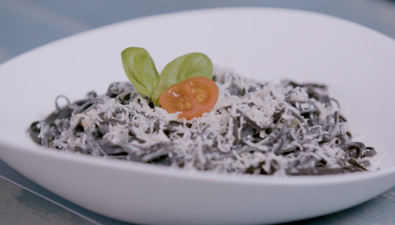 Consorcio Recetas – Linguine nero con salsa de anchoas